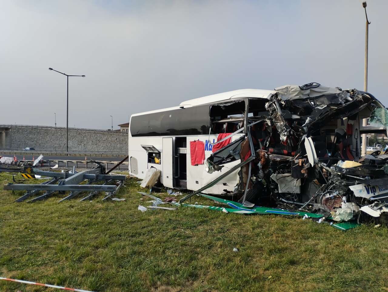 Yolcu otobüsü bariyerlere ardından tabelaya çarptı! 4'ü ağır, 13 kişi yaralandı 7